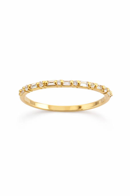 Schmale goldene Armreif mit funkelnden Steinen in gleichmäßiger Anordnung.