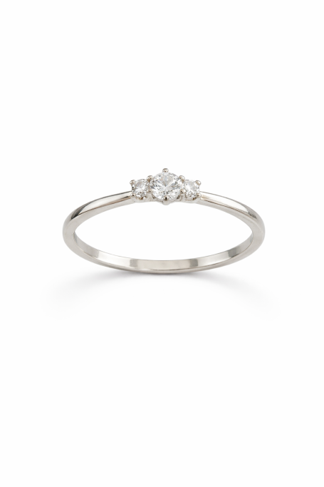 Einfache silverne Ring mit drei kleinen, funkelnden Diamanten.